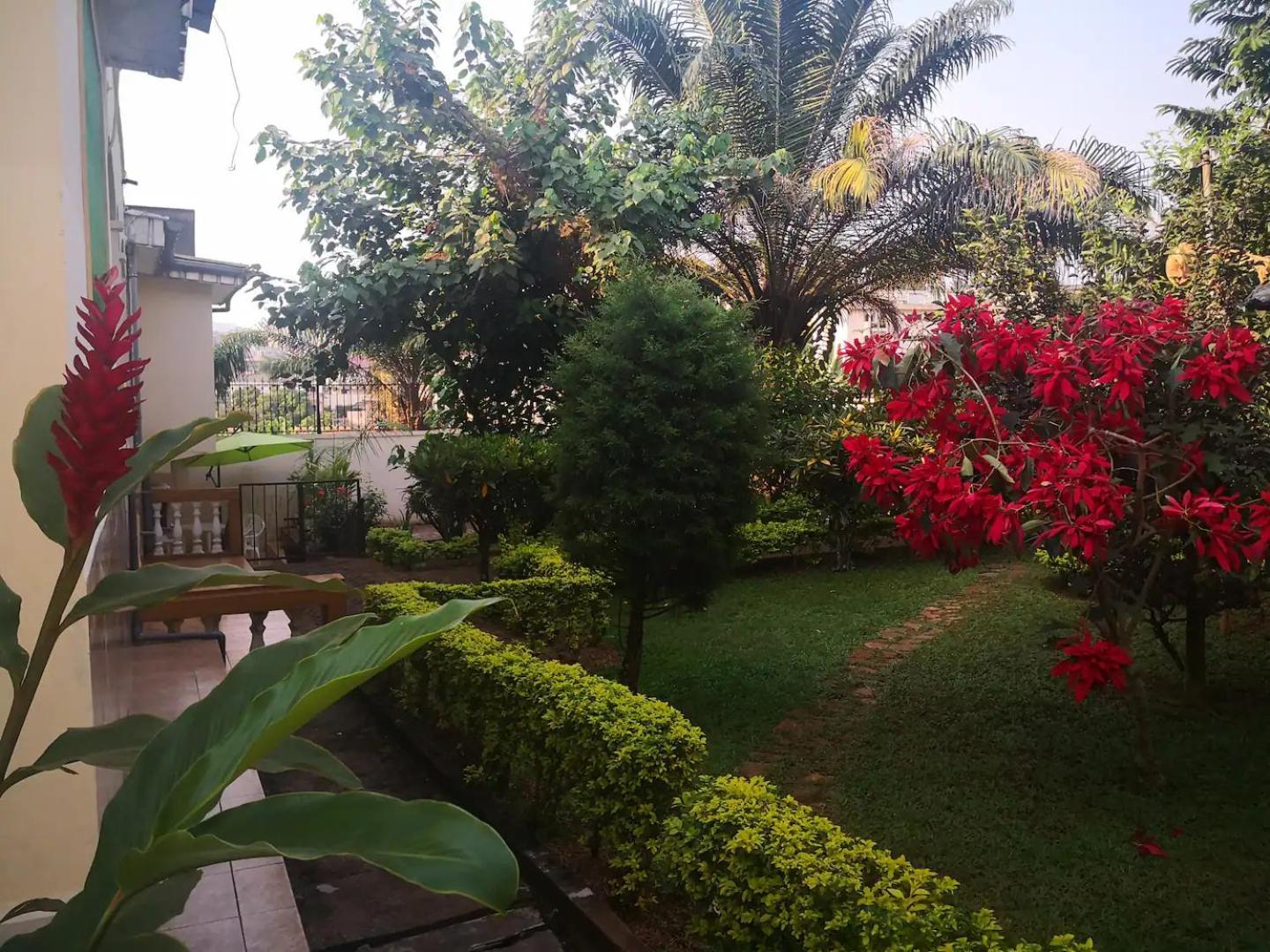 Tout Confort Avec Jardin Entree Bastos Yaounde Exterior photo